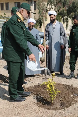 کاشت نهال مثمر توسط مسئول نمایندگی و فرماندهی لشکر
