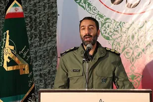 حاج قاسم با ظالمان با عصبانیت و با مظلومین با عطوفت رفتار می کرد