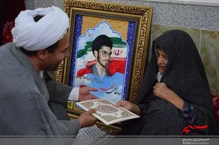 تقدیم هدایای رهبر انقلاب به خانواده شهدای روحانی در مرند