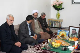 دیدار امام جمعه آزادشهر با خانواده شهید مدافع حرم