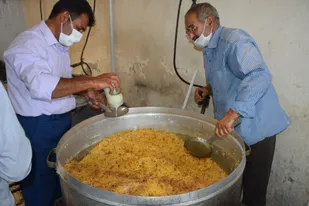 تهیه و توزیع ۳۰۰ پرس غذای نذری در ندوشن