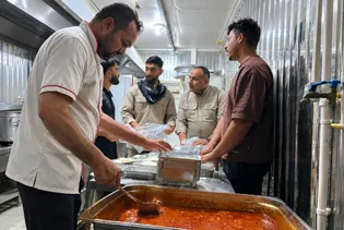 خدمت خالصانه خادمین شهدا شرق اهواز در مسیر راهیان نور کرمانشاه