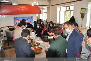 آماده سازی و پخت  500 پرس غذای گرم در سپاه مرند