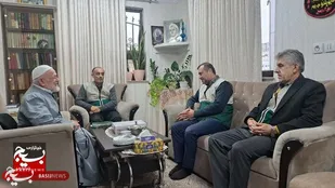 دیدار صمیمانه خادمان رضوی با عالم پیشکسوت در آستانه اشرفیه