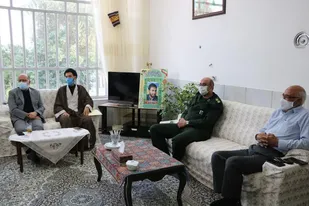 دیدار مسئولین اردکان با خانواده شهدای کارمند