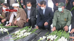 گلباران تمثال مبارک حضرت امام خمینی(ره) در جوار مقبره شهدای گمنام غواص خمینی شهر