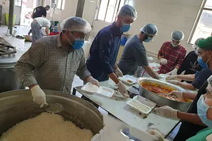 طبخ و توزیع ۹۴۰ پرس غذای گرم در مناطق محروم کرج+تصاویر