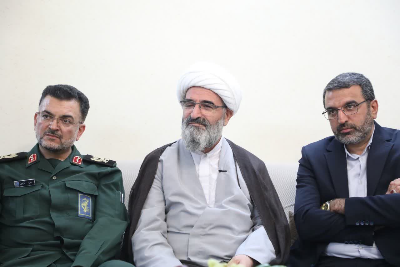 دیدار نماینده رهبر معظم انقلاب در استان سمنان با خانواده‌های معظم شهیدان «غلامعلی مثبت شاهجویی» و «علی شکراللهی»