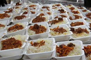 طبخ و توزیع 5 هزار پرس غذای گرم بین نیازمندان شهرستان بیرجند