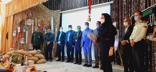 نواختن زنگ ایثار و مقاومت در دبیرستان گلهای باغ مصطفی نایین