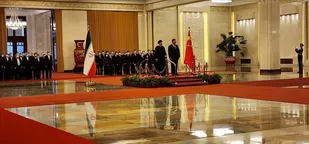 شلیک ۲۱ گلوله توپ به افتخار رئیسی/ اتاق بازرگانی ایران و چین بازگشایی شد