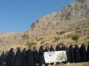 صعود خواهران بسیجی اردل به ارتفاعات