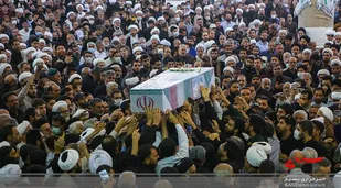 تشییع پیکر شهید دفاع مقدس بر دوش مردم قم