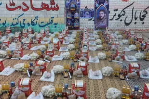 200بسته معیشتی بین نیازمندان این شهر توزیع گردید/ از اول ماه مبارک رمضان بیش از4000بسته غذایی و10هزار پرس غذای گرم توزیع شده است