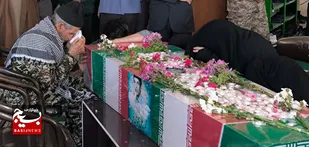 پیکر شهید علی تقوی&zwnj;فر در آغوش مردم گناباد قرار گرفت