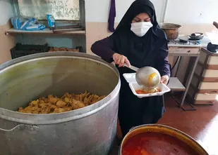 ۱۰۰۰ پرس غذای گرم در بین خانواده های آسیب دیده از کرونا،توسط سپاه ناحیه چرداول توزیع شد