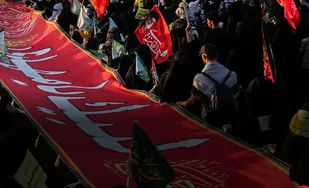 فیلم | بزرگترین پرچم خونخواهی امام شهید در راهپیمایی اربعین در دستان دانش&zwnj;آموزان مدارس الگوی صالح