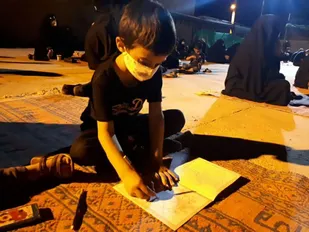 مراسم روضه خوانی شب نهم محرم همراه با پخش کتاب برای کودکان