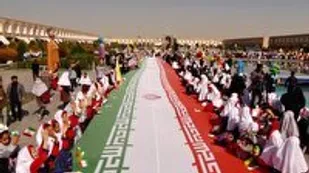 اجتماع ۵ هزار نفری دانش آموزان اصفهانی در حمایت از کودکان غزه و لبنان/فیلم
