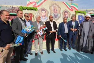 تجلیل از خانواده سردار شهید ابراهیم هادی پیش از دربی