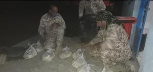 توزیع کمک مومنانه بین نیازمندان توسط بسیج خواهران و گردان ۱۶ امام حسین (ع) صالح آباد