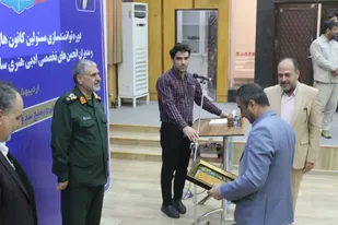 تجلیل هنرمندان بسیجی دشت آزادگان از رئیس سازمان بسیج هنرمندان استان خوزستان