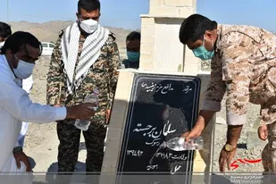 غبار روبی مزار شهدا بخش بنت شهرستان نیکشهر به مناسبت هفته بسیج