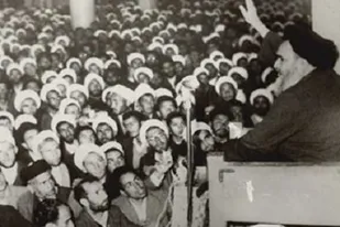 روایت یک شاهد عینی از سیاسی&zwnj;ترین سخنرانى امام/جلسه امام خمینی با علمای قم پس از تصویب کاپیتولاسیون