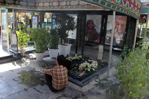 عطر افشانی مزار شهدا