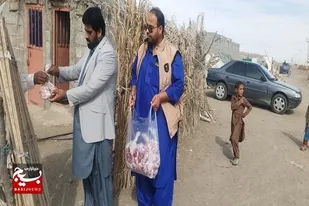 توزیع گوشت گرم بین نیازمندان شهرستان ایرانشهر به مناسبت دهه مبارک فجر