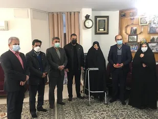 تجلیل از مادر شهیدان طوقانی به مناسبت روز مادر