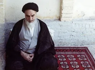 چگونه بیت ساده امام کاخ سلطنتی را فروریخت؟/گزارش خبرنگار لوموند از خانه ساده امام خمینی(ره)