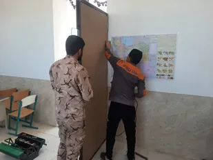 نصب فیبر چوبی برای تقسیم کلاس درس و راحتی دانش آموزان و آموزگار برای تدریس
