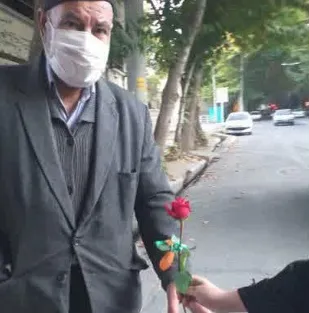 توزیع دویست شاخه گل و گلدان طبیعی توسط بسیجیان پایگاه سمیه