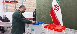 اولین رای توسط فرمانده سپاه حضرت روح الله جنوب شهرستان ری وارد صندوق شد
