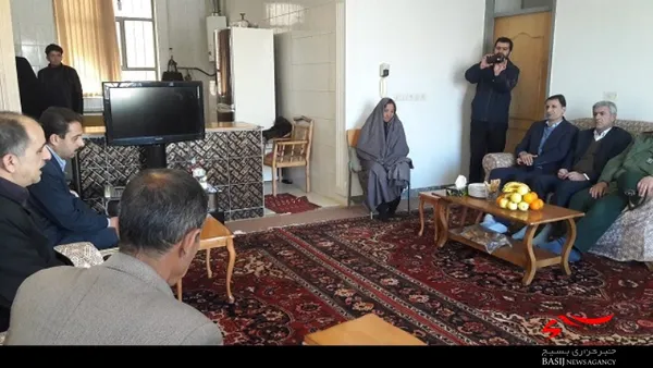 مسئولین شهرستان سامان با خانواده شهید سهراب شریعتی دیدار کردند./ عکس: پریسا رمضانی