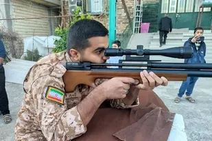 برگزاری مسابقات تیراندازی با تفنگ بادی بین دانش آموزان زاهدانی