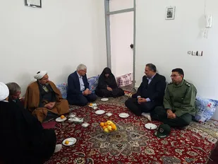 دیدار مسئولین تایبادی با خانواده و یادگاران هشت سال دفاع مقدس