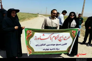 بازدید فرمانده سپاه نهاوند از طرح همگام با کشاورز بسیج مهندسین