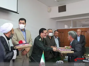 خانواده شهدای کارمند شهرستان نطنز به مناسبت هفته دولت تجلیل شدند