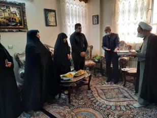 جمعی از کارمندان بسیجی با خانواده شهید شمس الدینی دیدار کردند