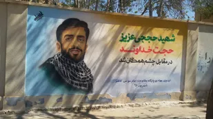 طراحی چهره شهید حججی به همت گروه جهادی پایگاه امام کاظم(ع) در دیوارهای شهر شاهرود +عکس