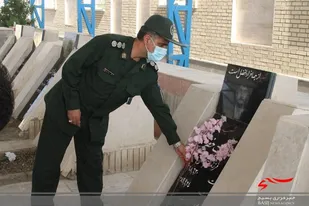 غبار روبی مزارشهدا چابهار در هفته تعاون