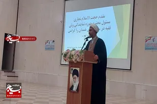 انقلاب اسلامی در مقابل استکبار جهانی ایستاده است