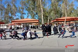 مسابقه طناب کشی به همت حوزه نرجس خاتون(س) باحضور بسیجیان برگزار شد