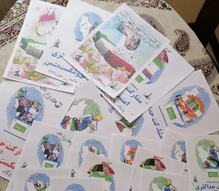 نصب پوستر و توزیع ماسک با بروشورهای انتخاباتی