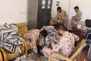 توزیع لوازم&zwnj;التحریر بین دانش آموزان در رشتخوار