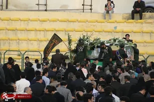 دور افتخار پیکر مطهر شهید &laquo;شمسی&zwnj;پور&raquo; در ورزشگاه قدس