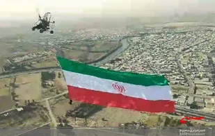 اهتزاز پرچم مقدس ایران در آسمان هندیجان