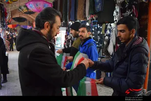 اهداء 500 پرچم به&zwnj;مناسبت دهه فجر به کسبه و بازاریان ملایری